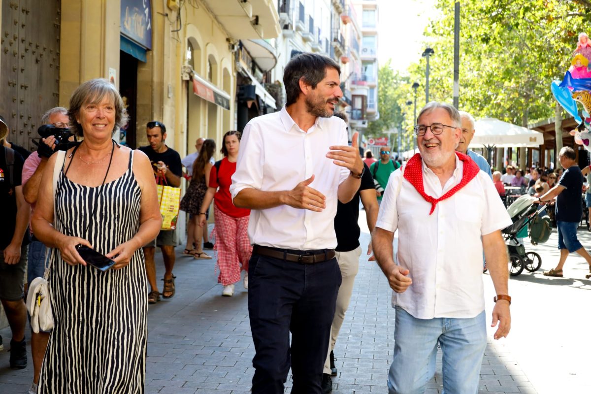 El ministre de Cultura, Ernest Urtasun, acompanyat per la regidora de Vilafranca en Comú, Montse Romagosa, i Ramon Arnabat, membre de l'executiva de Catalunya en Comú // MINISTERI DE CULTURA