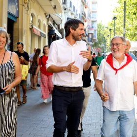 El ministre de Cultura, Ernest Urtasun, acompanyat per la regidora de Vilafranca en Comú, Montse Romagosa, i Ramon Arnabat, membre de l'executiva de Catalunya en Comú // MINISTERI DE CULTURA